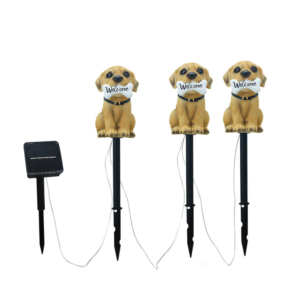 Solcellsdriven trädgårdsbelysning med välkomnande hund, påle och varmt LED-sken
