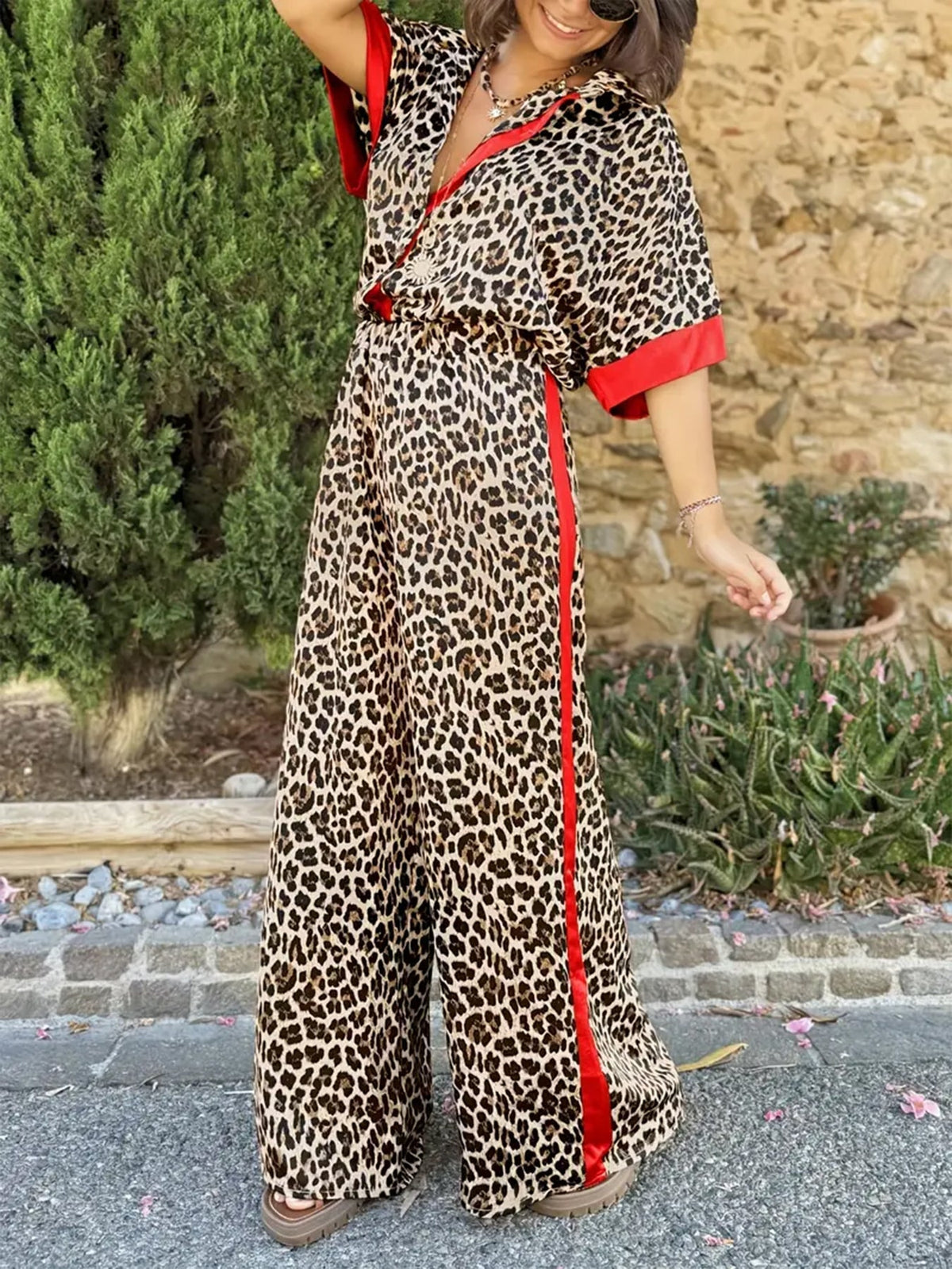 Conjunto coordinado de pierna ancha con estampado de leopardo para mujer y detalles en contraste
