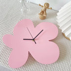 Horloge murale sculpturale en forme de fleur avec affichage analogique minimaliste