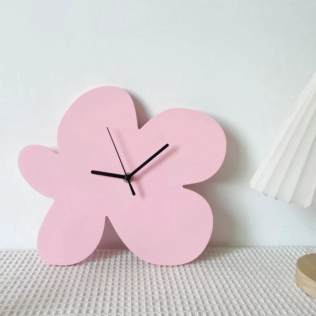 Horloge murale sculpturale en forme de fleur avec affichage analogique minimaliste