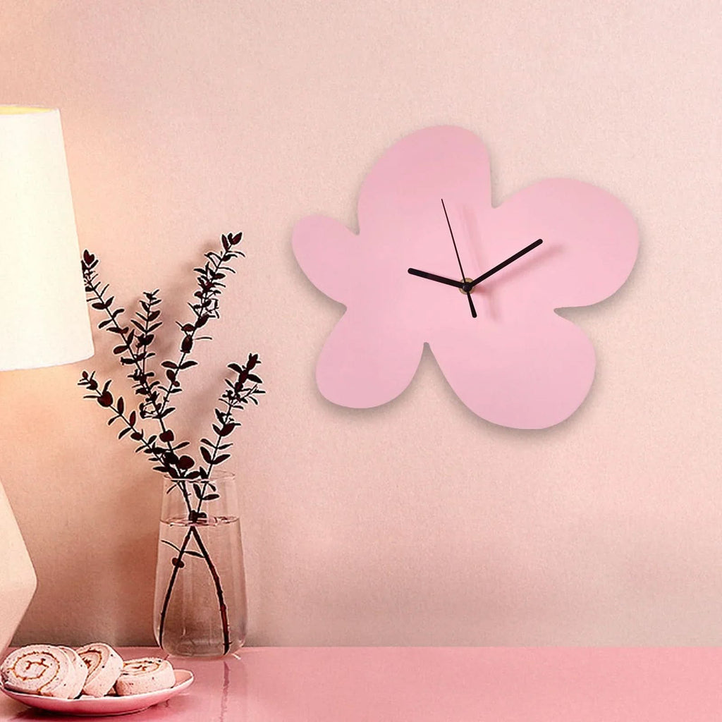 Horloge murale sculpturale en forme de fleur avec affichage analogique minimaliste