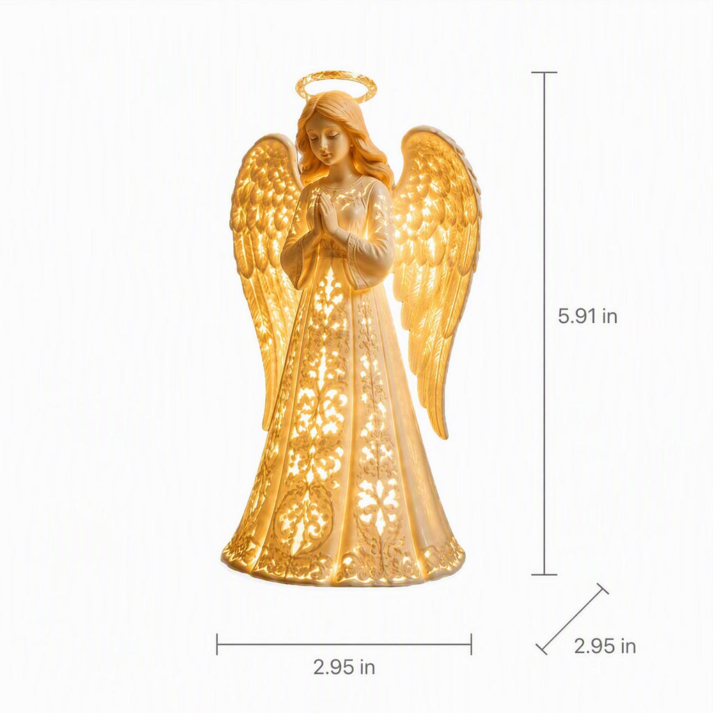 Oplyst englefigur med udsmykkede vinger og dekorativt udskåret design