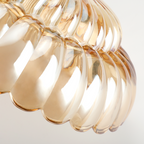 Halvplan loftlampe i glas med kronbladsdesign