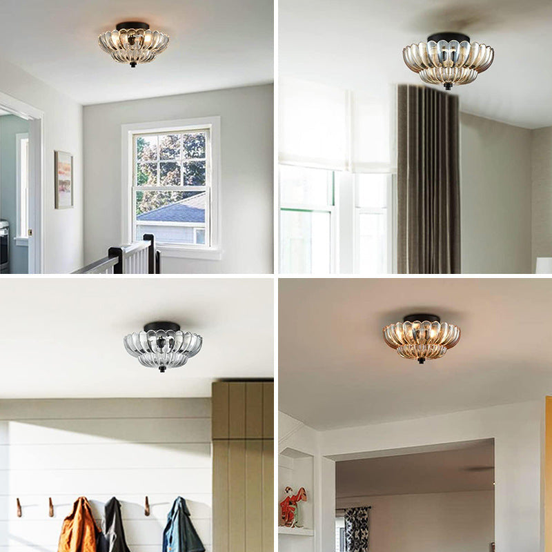 Halvplan loftlampe i glas med kronbladsdesign