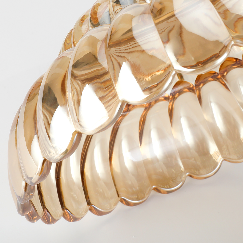 Halvplan loftlampe i glas med kronbladsdesign