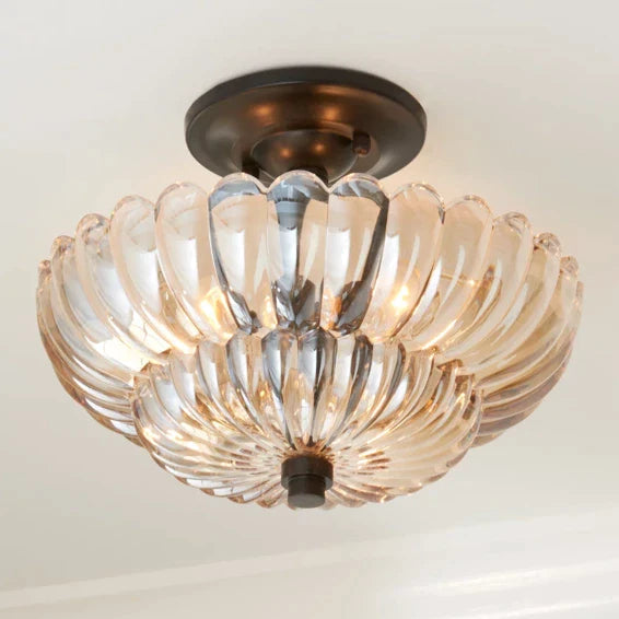Halvplan loftlampe i glas med kronbladsdesign
