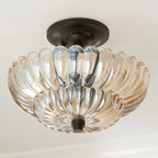 Halvplan loftlampe i glas med kronbladsdesign