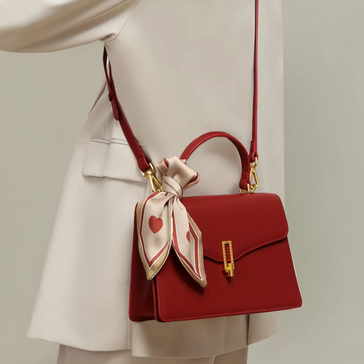 Sac à main structuré pour femme avec rabat et poignée supérieure