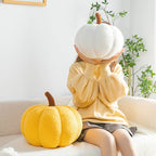 Cojín decorativo con forma de calabaza, de tela texturizada y diseño afelpado