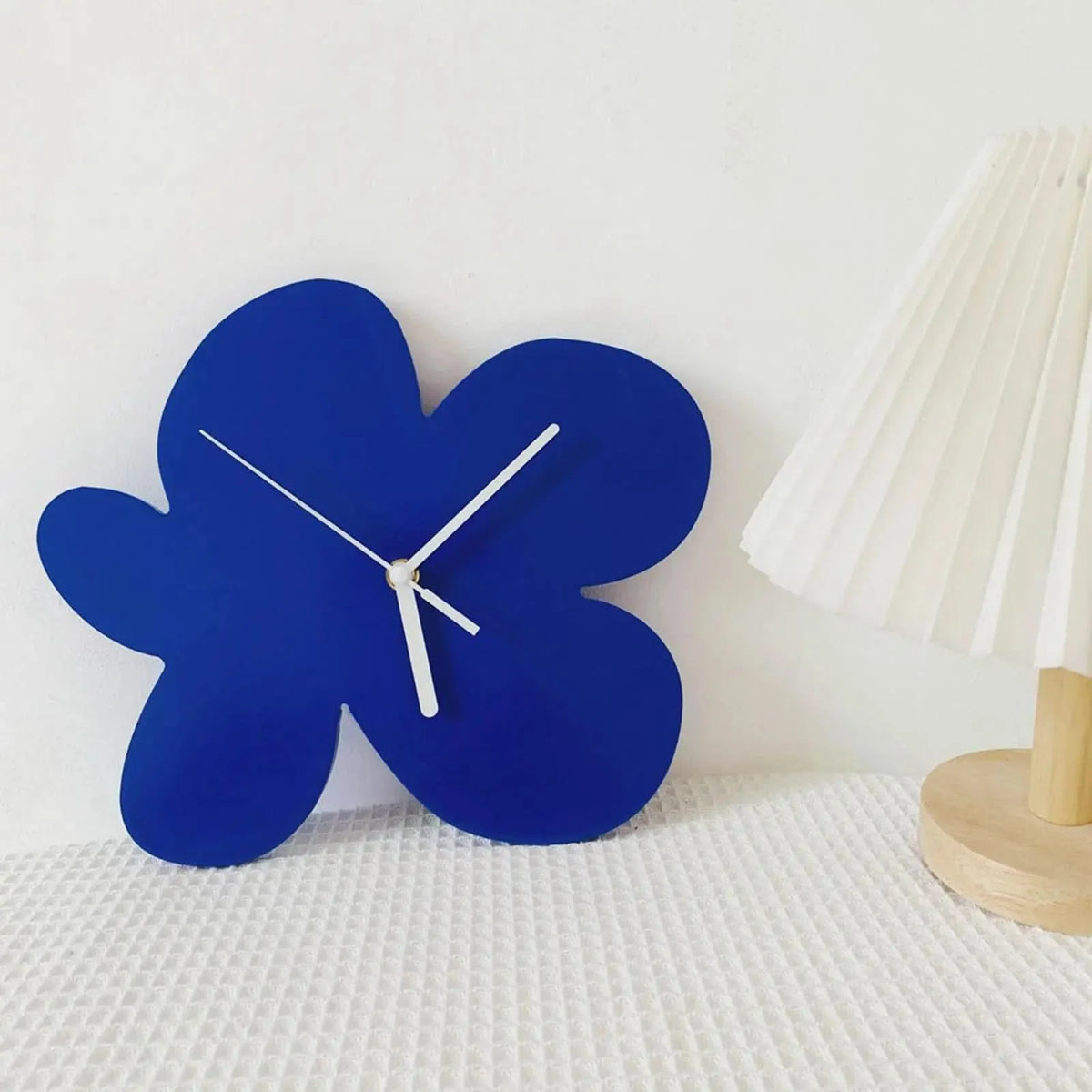 Horloge murale sculpturale en forme de fleur avec affichage analogique minimaliste