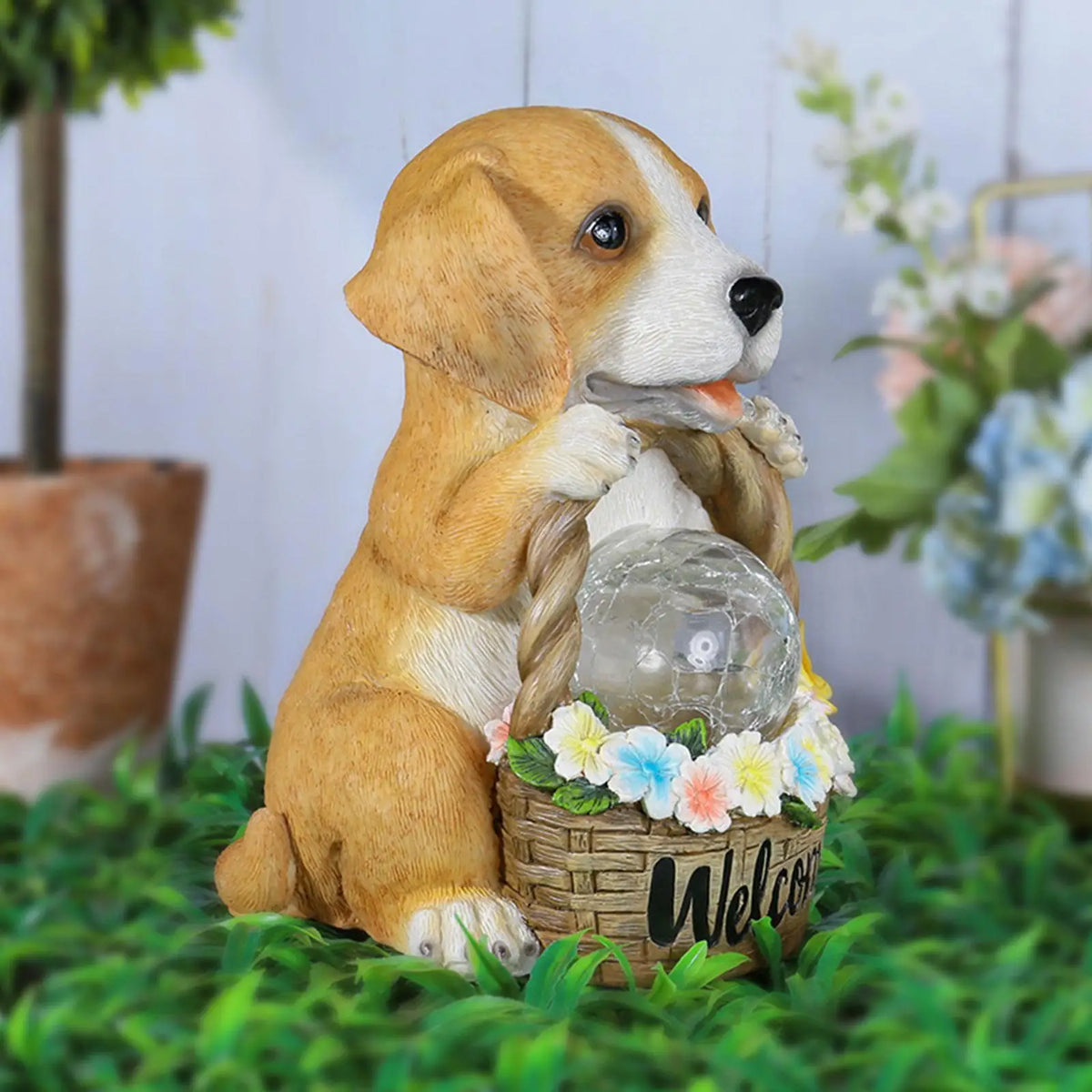 Solcelledrevet hundehavefigur med lysende LED-kugle