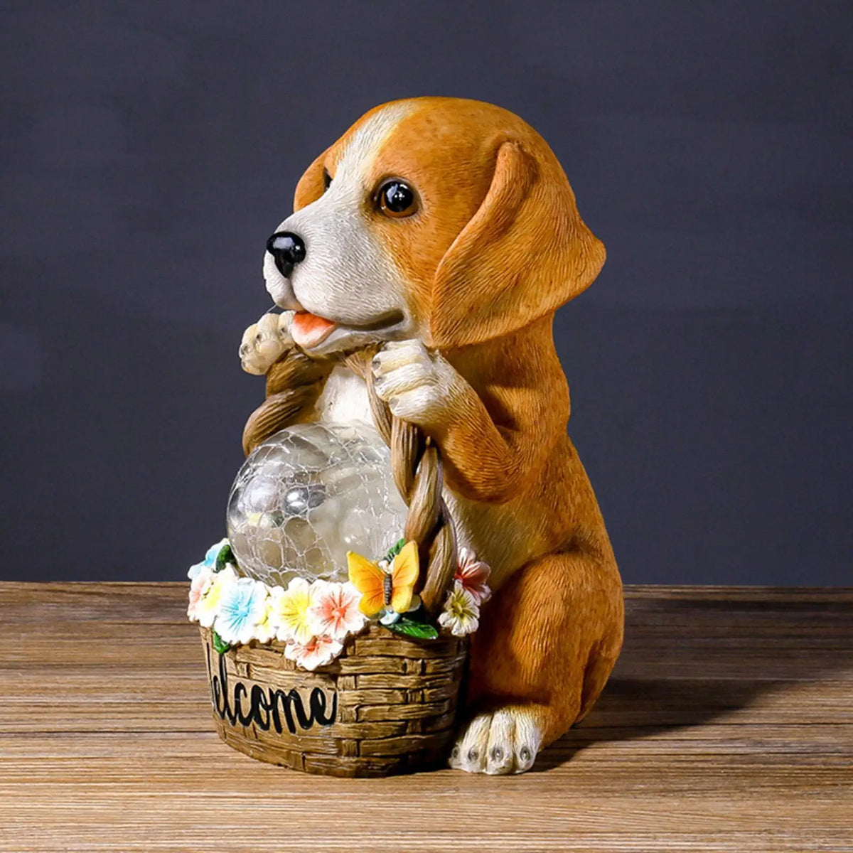 Solcelledrevet hundehavefigur med lysende LED-kugle
