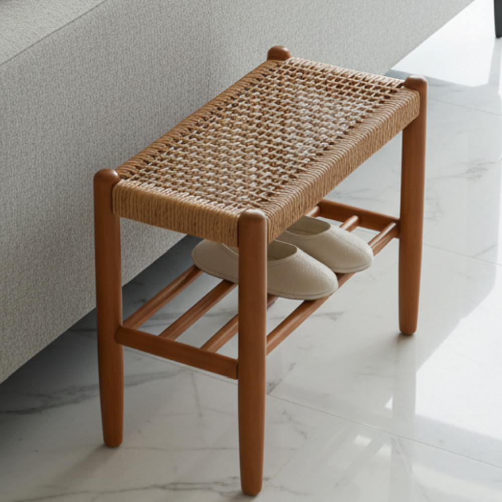 Bänk i körsbärsträ med sits av flätat rep och kohud