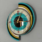 Dekorative analoge Wanduhr mit markantem Design für stilvolle Wohnräume