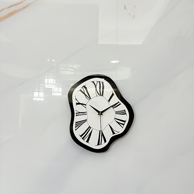 Reloj de pared con números romanos distorsionados