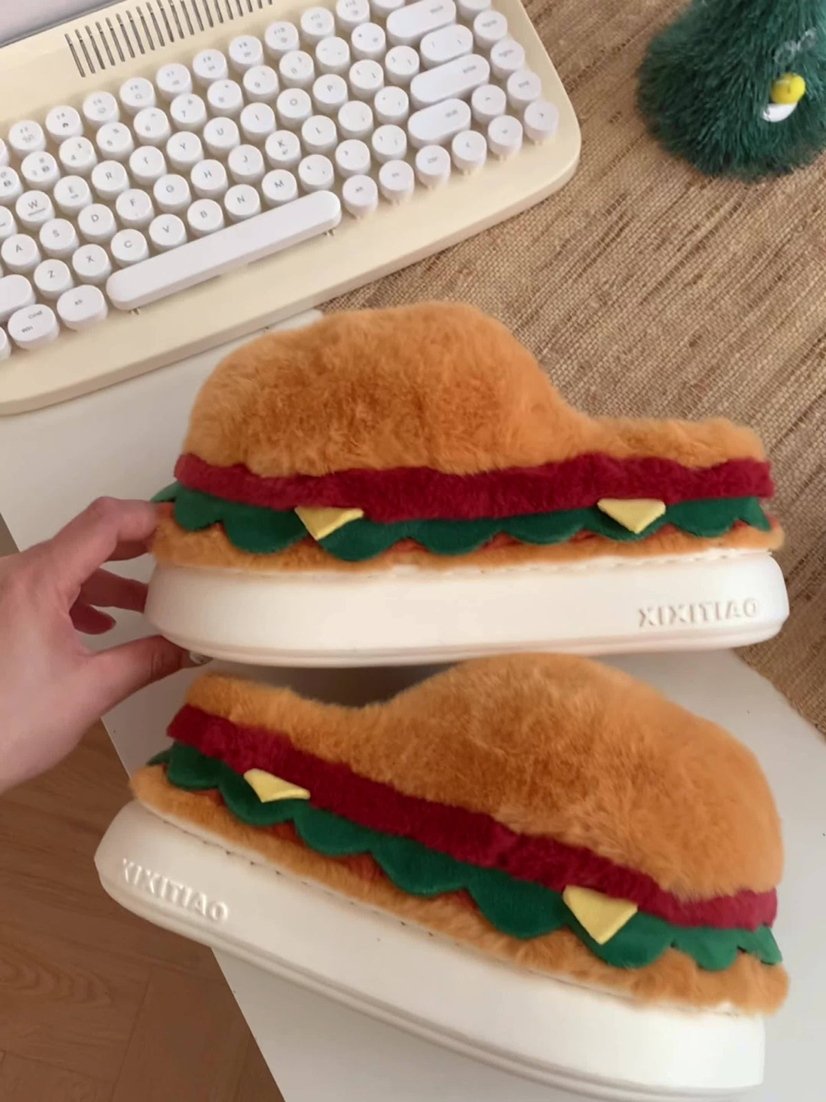 Pantuflas de felpa con forma de hamburguesa novedosas