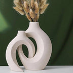 Vase sculptural en céramique mate au design organique et incurvé