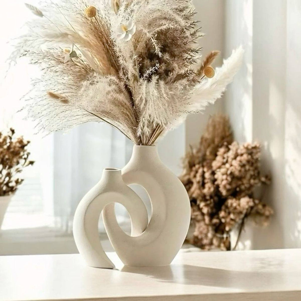 Vase sculptural en céramique mate au design organique et incurvé
