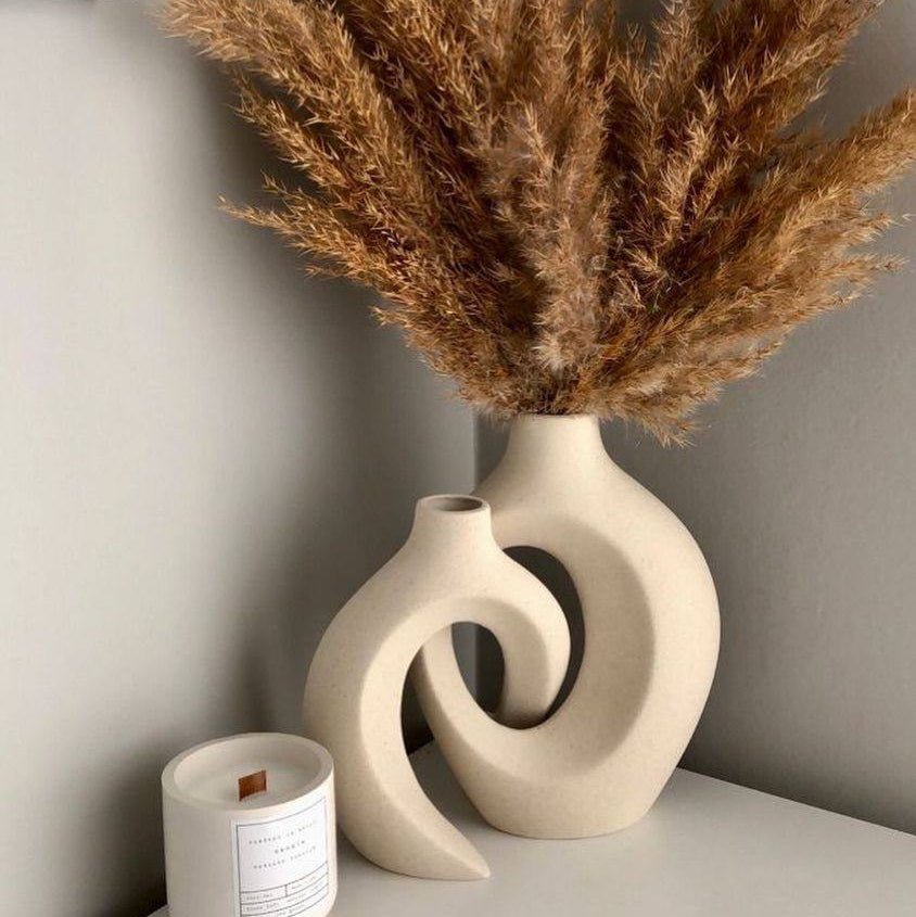 Vase sculptural en céramique mate au design organique et incurvé