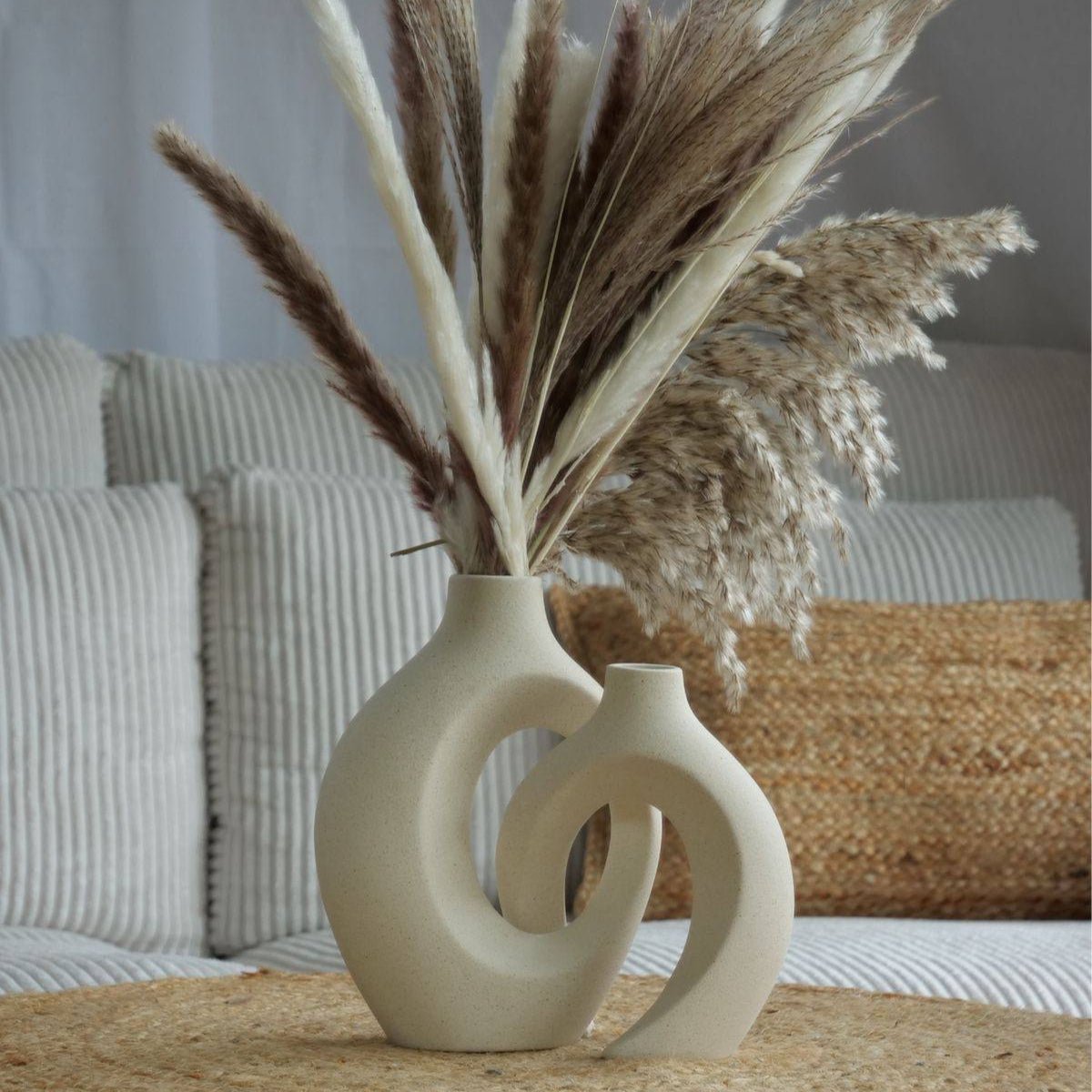 Vase sculptural en céramique mate au design organique et incurvé