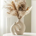 Vase sculptural en céramique mate au design organique et incurvé
