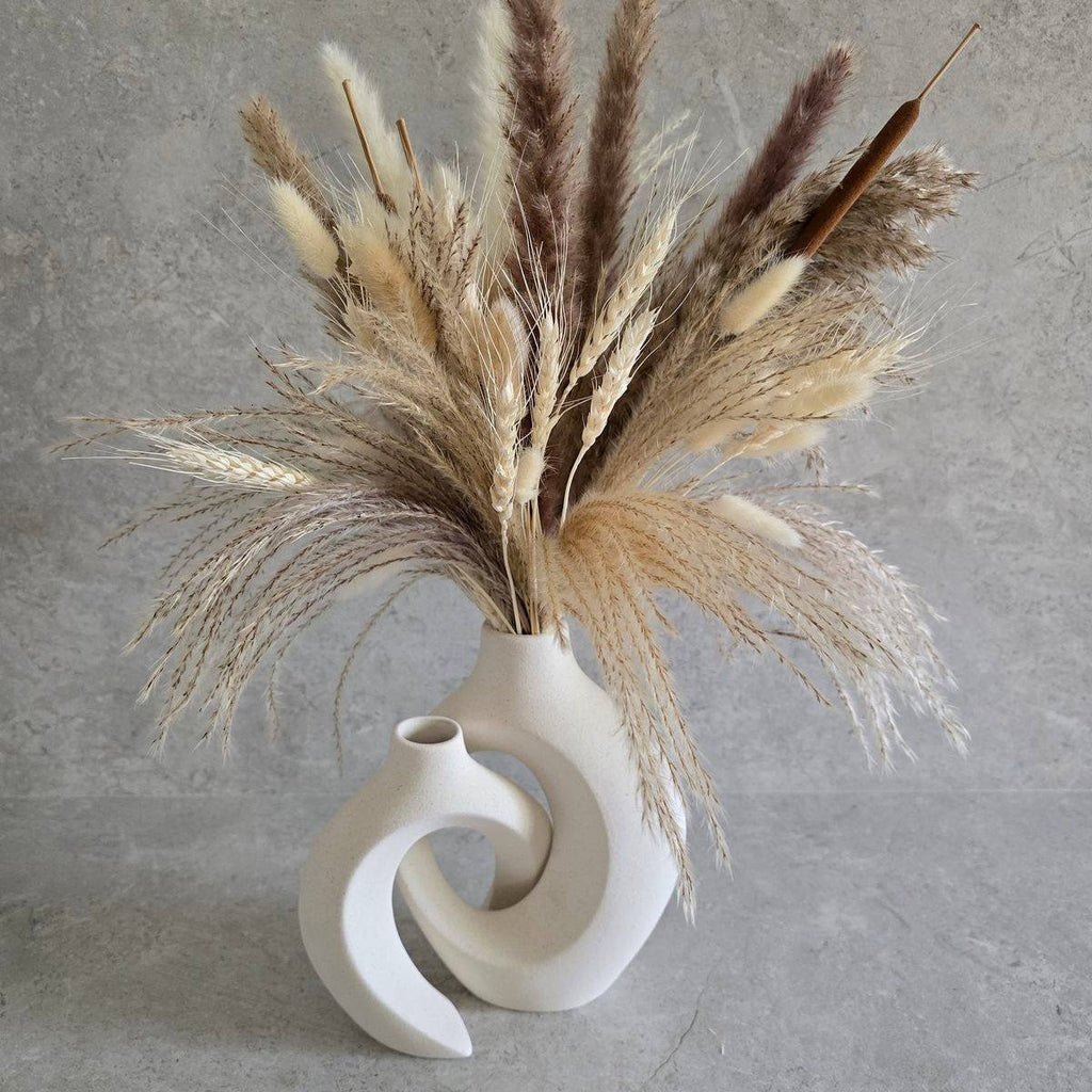 Vase sculptural en céramique mate au design organique et incurvé