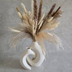 Vase sculptural en céramique mate au design organique et incurvé