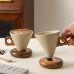 Tazza da caffè geometrica con supporto in legno
