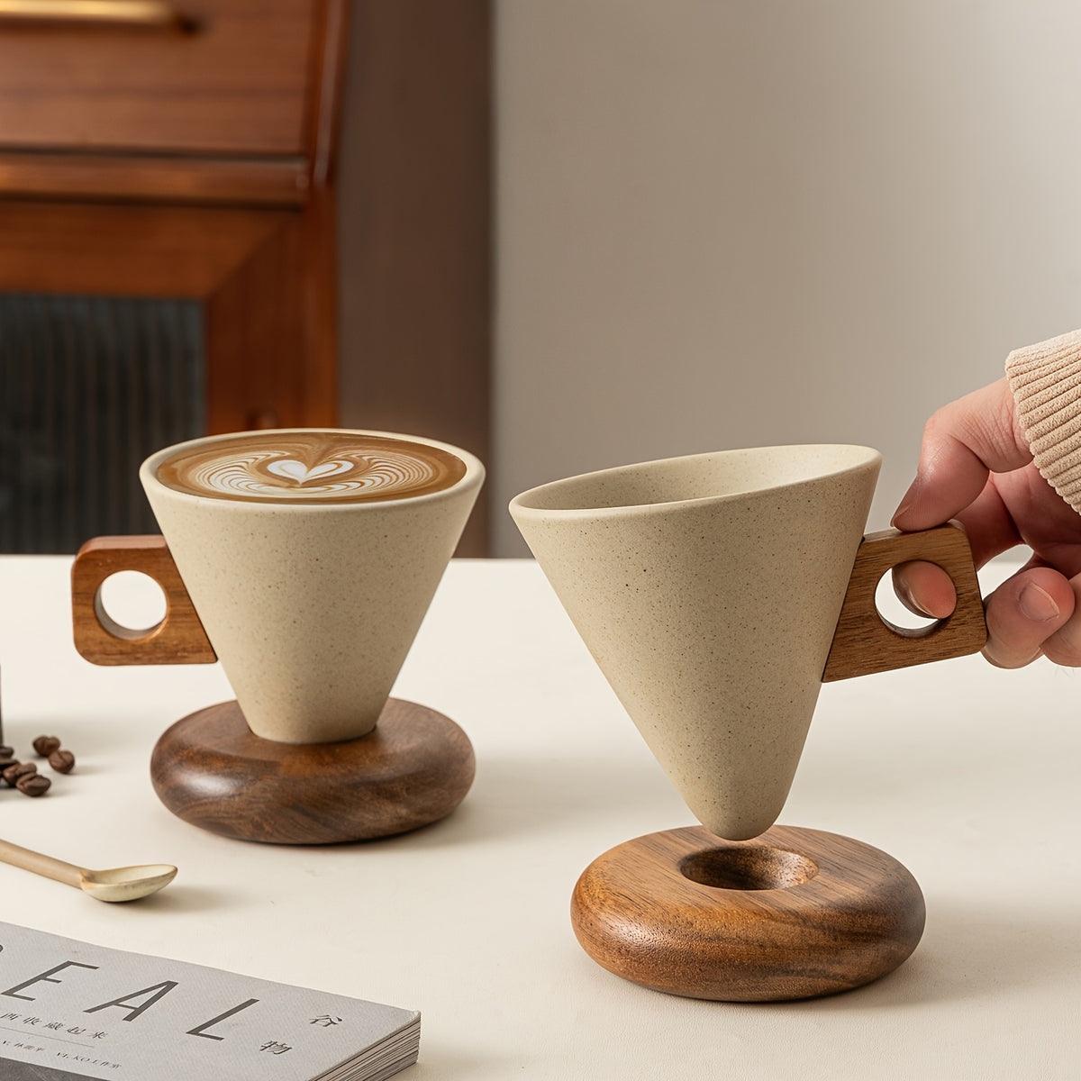 Geometrisk kaffekop med træstativ
