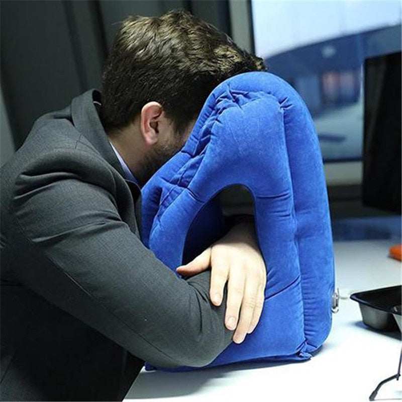 Almohada de viaje inflable inclinada hacia delante