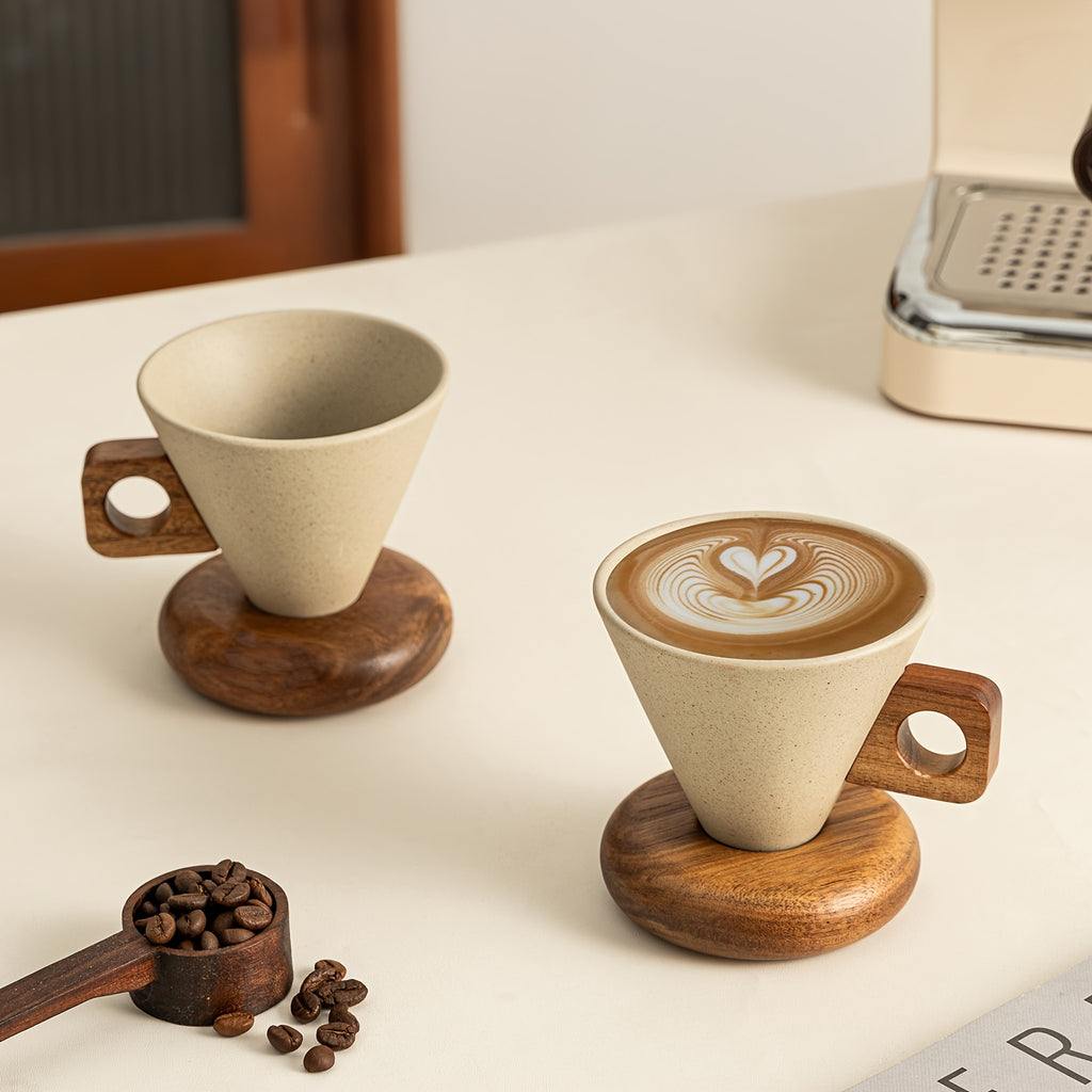 Kaffekop i stentøj i japansk stil med træhåndtag