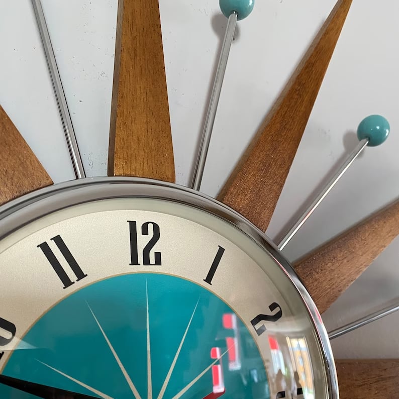 Dekorative analoge Wanduhr mit markantem Design für stilvolle Wohnräume