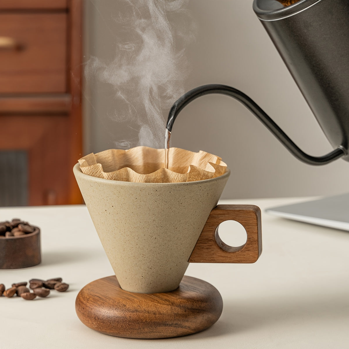 Kaffekop i stentøj i japansk stil med træhåndtag