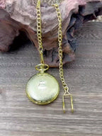 Reloj de bolsillo vintage con números romanos