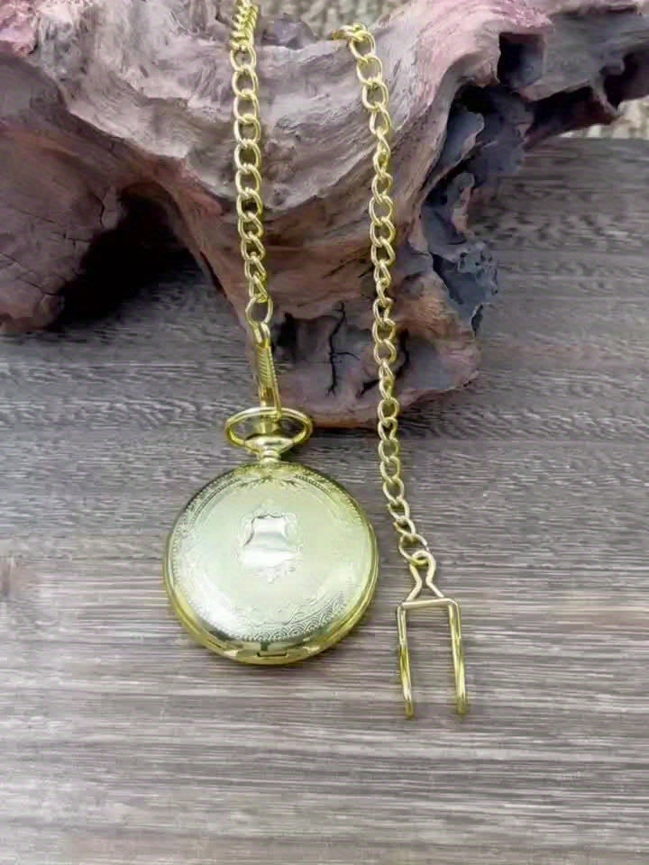 Reloj de bolsillo vintage con números romanos