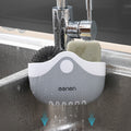 Küchenspülschwammhalter mit Abflusslöchern und Ablage neben dem Wasserhahn