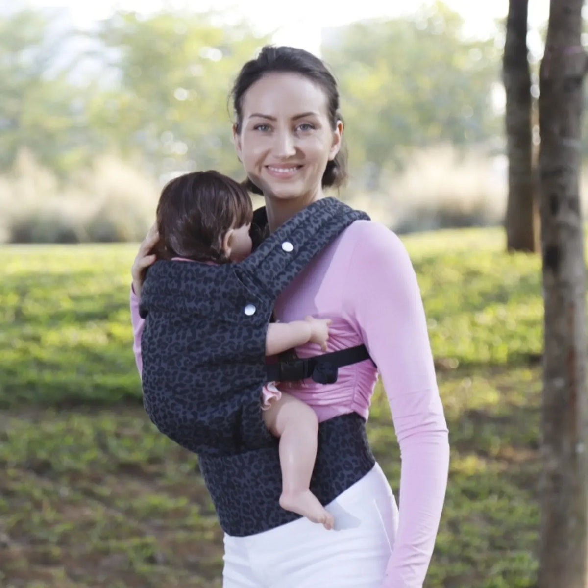 Babytrage mit verstellbaren Trägern