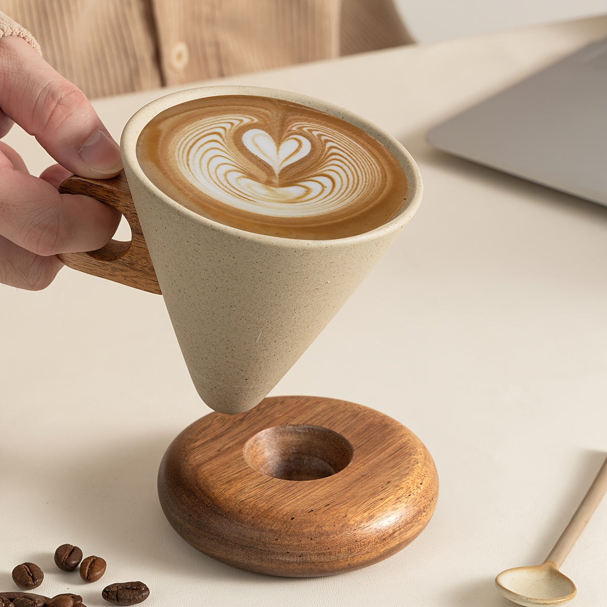 Kaffekop i stentøj i japansk stil med træhåndtag