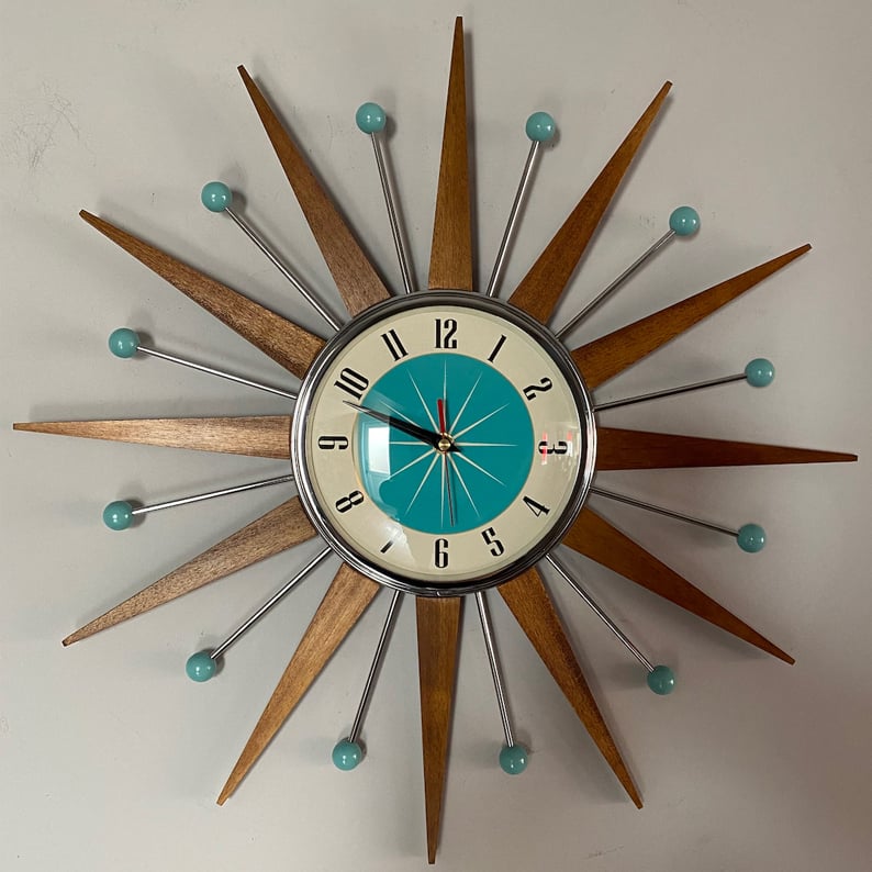 Dekorative analoge Wanduhr mit markantem Design für stilvolle Wohnräume