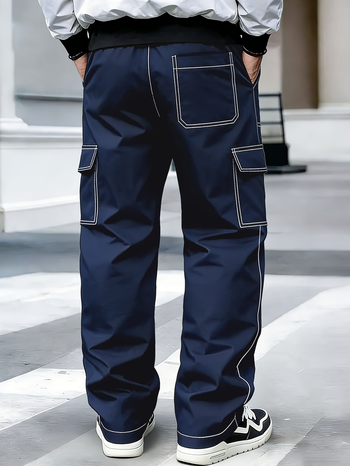 Pantalones cargo de hombre con costuras en contraste