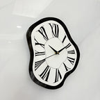 Reloj de pared con números romanos irregulares