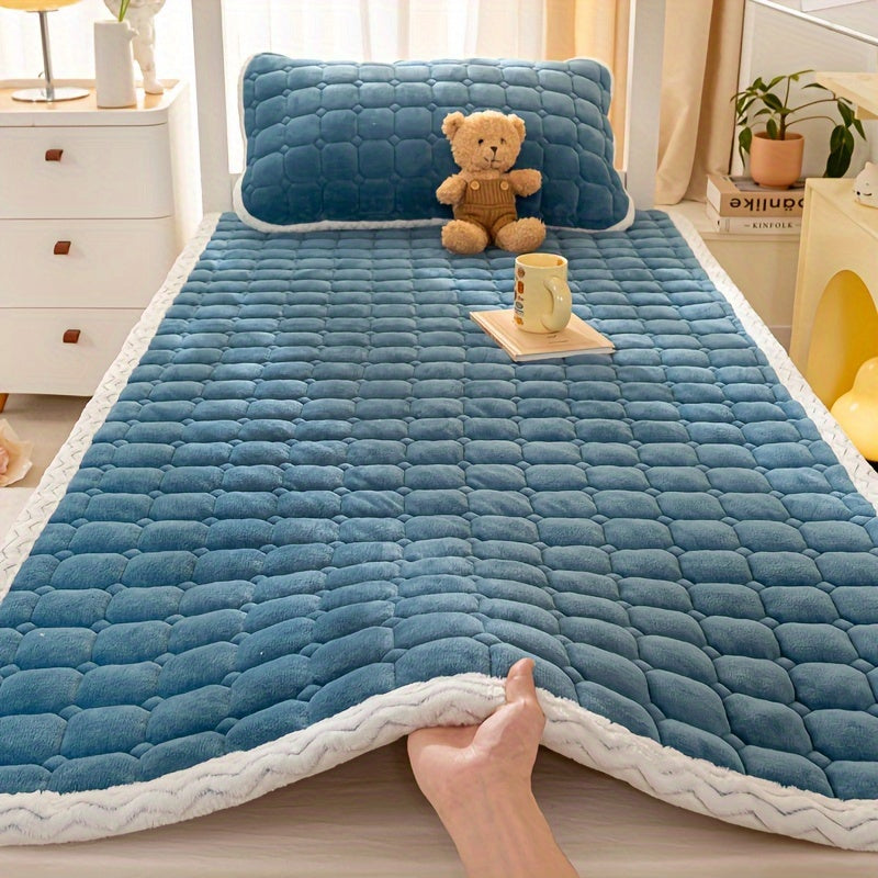 Gesteppte, kuschelige Bettdecke mit gepolsterter Oberfläche und weicher Fleece-Rückseite