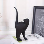 Figura decorativa minimalista de gato negro con la cola levantada