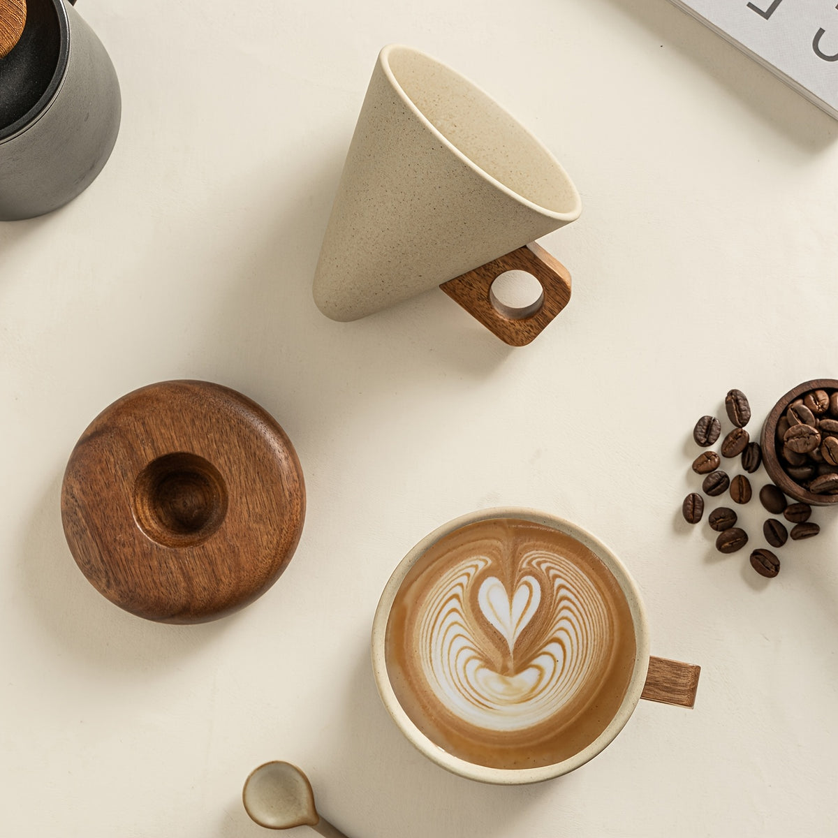 Kaffekop i stentøj i japansk stil med træhåndtag