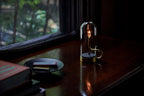 Genopladelig LED-bordlampe formet som en lysestage med berøringsstyring
