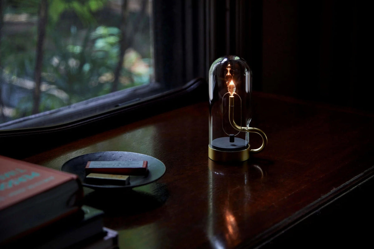 Genopladelig LED-bordlampe formet som en lysestage med berøringsstyring