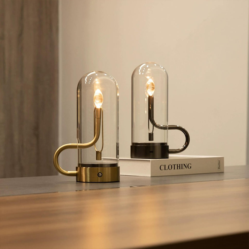Genopladelig LED-bordlampe formet som en lysestage med berøringsstyring