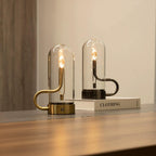 Genopladelig LED-bordlampe formet som en lysestage med berøringsstyring