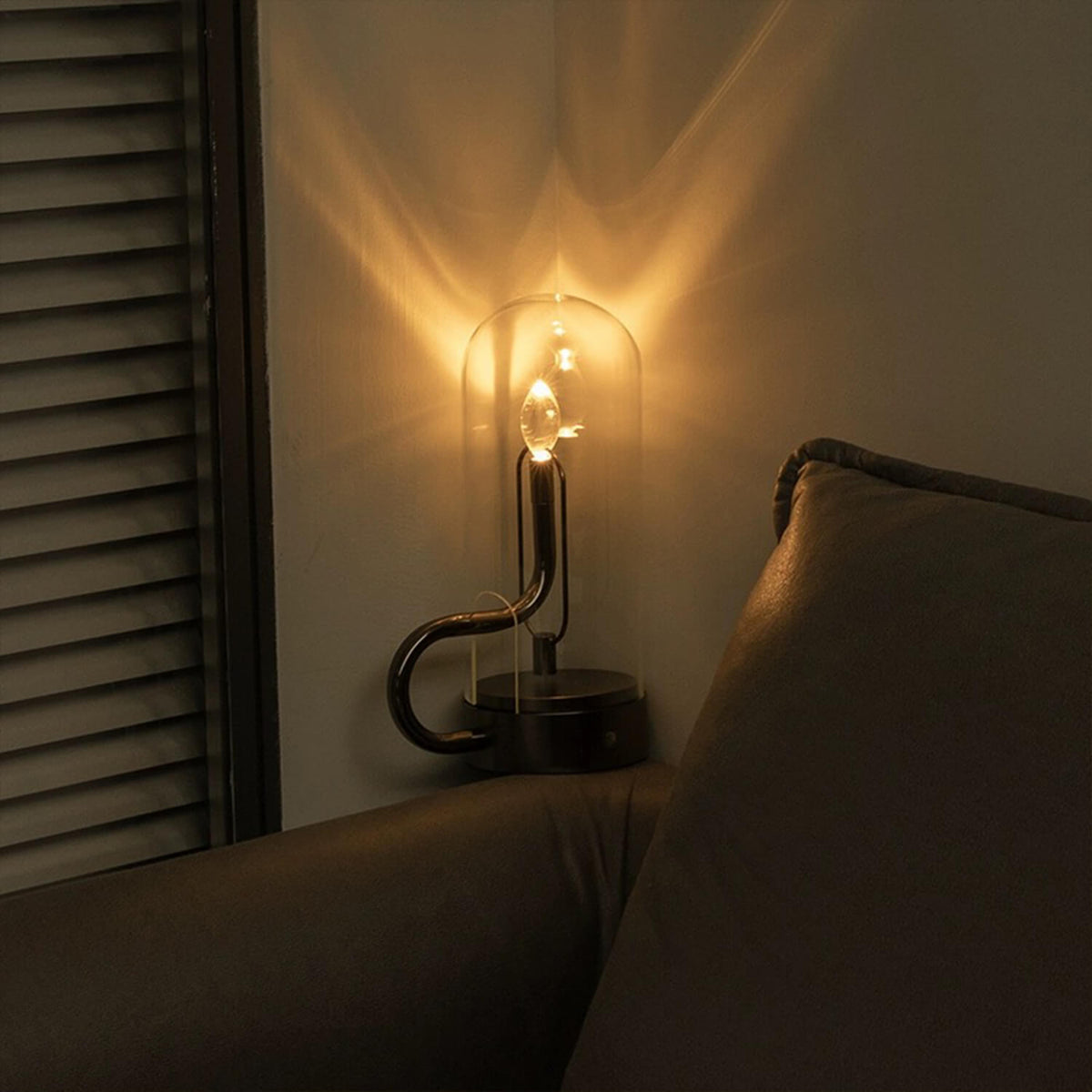 Genopladelig LED-bordlampe formet som en lysestage med berøringsstyring