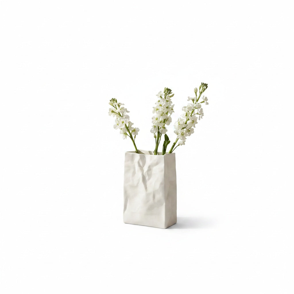 Vase en céramique au style papier froissé